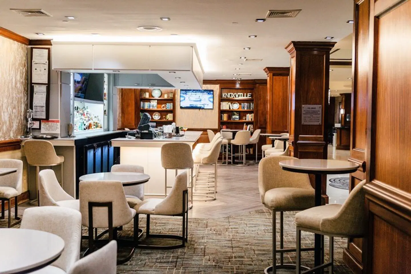Crowne Plaza Hotel Knoxville by IHG Bar