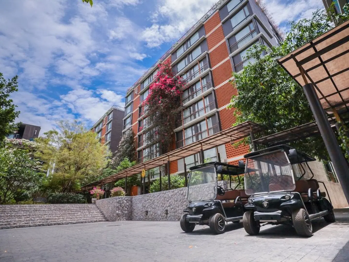 Balcony Courtyard Hotel & Serviced Apartment EXTERIOR