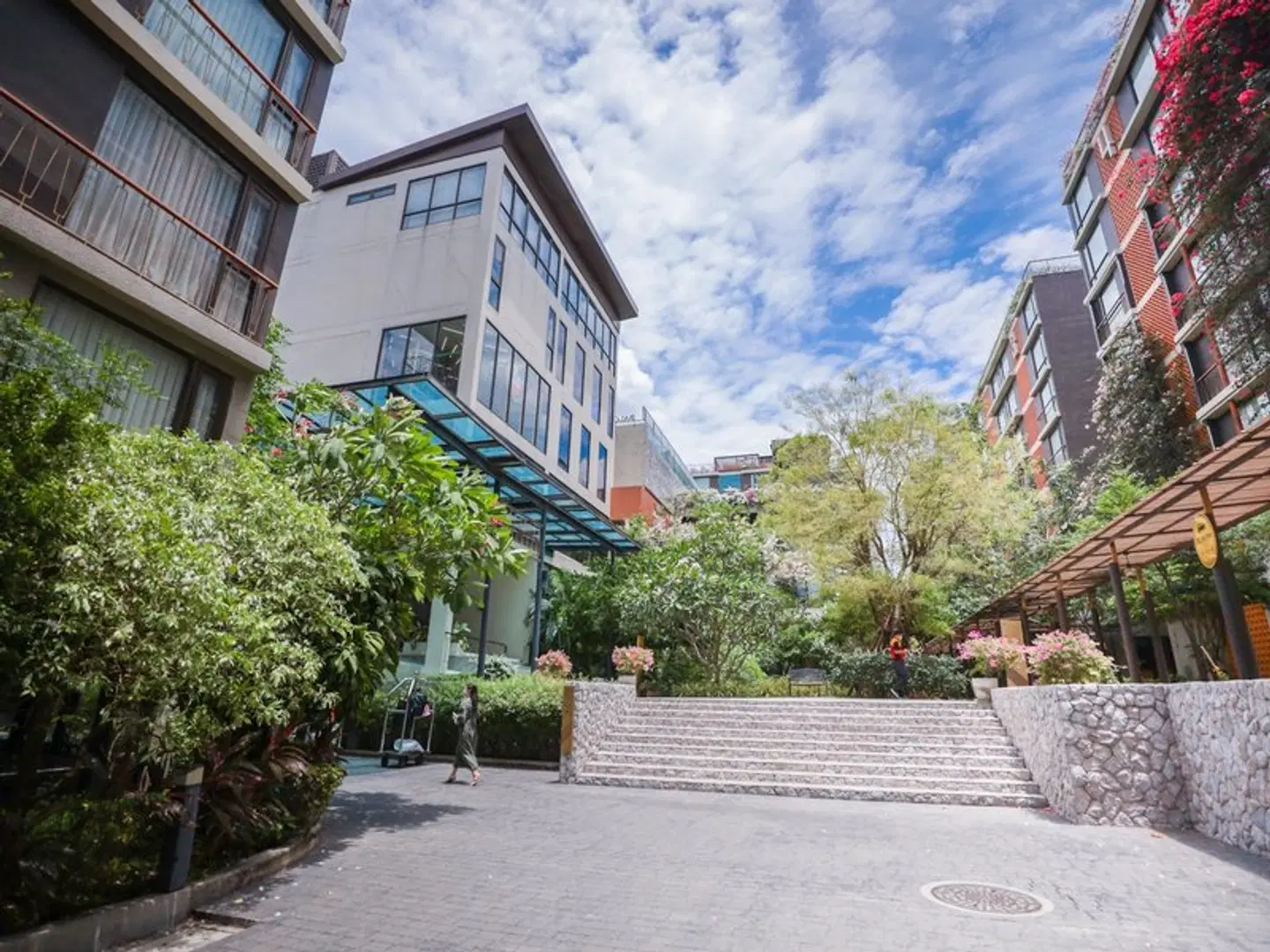 Balcony Courtyard Hotel & Serviced Apartment EXTERIOR