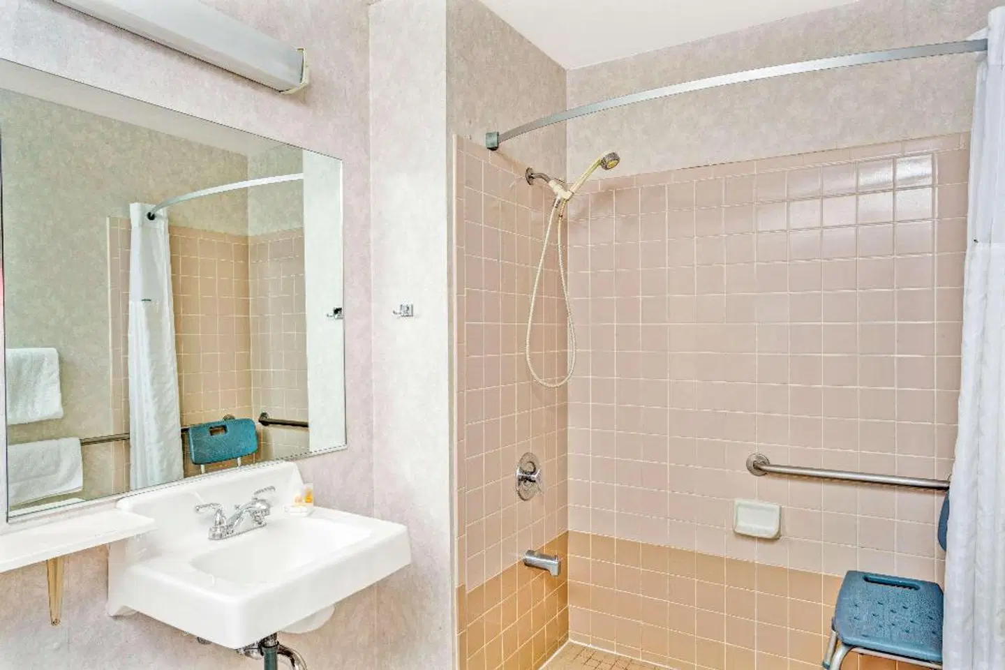 Days Inn by Wyndham Carson City Badezimmer