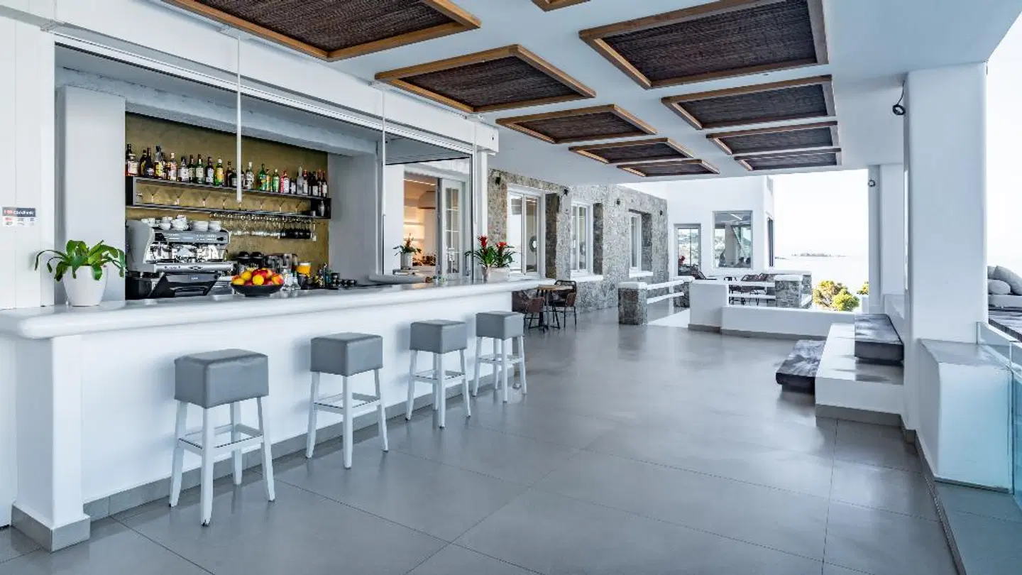 Manoulas Beach Hotel Bar