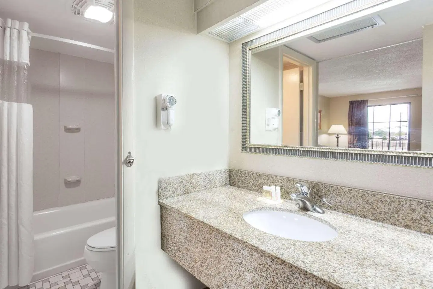 Days Inn by Wyndham Camp Springs/Andrews AFB DC Area Badezimmer