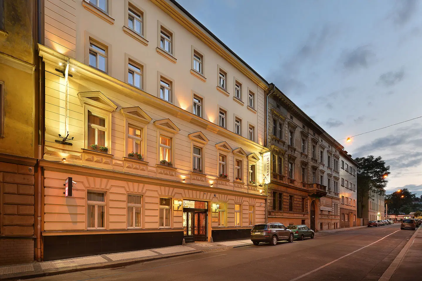 Angelis EXTERIOR