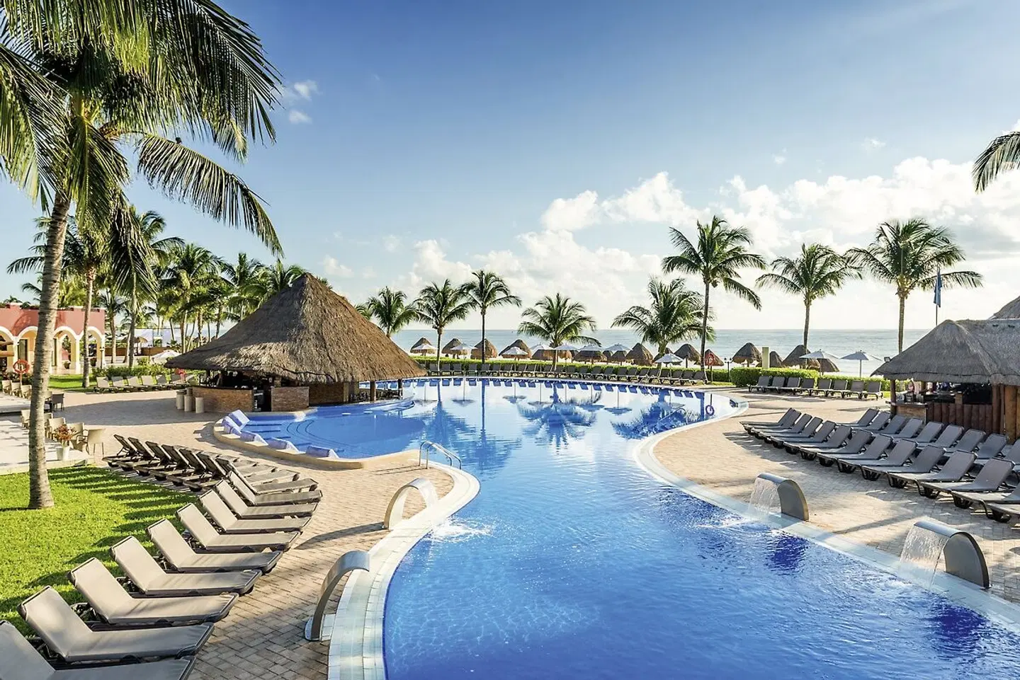 El Beso at Ocean Coral & Turquesa OUTDOOR_POOL