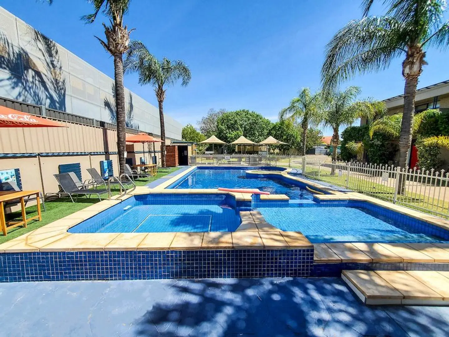 Sandors Motor Inn OUTDOOR_POOL