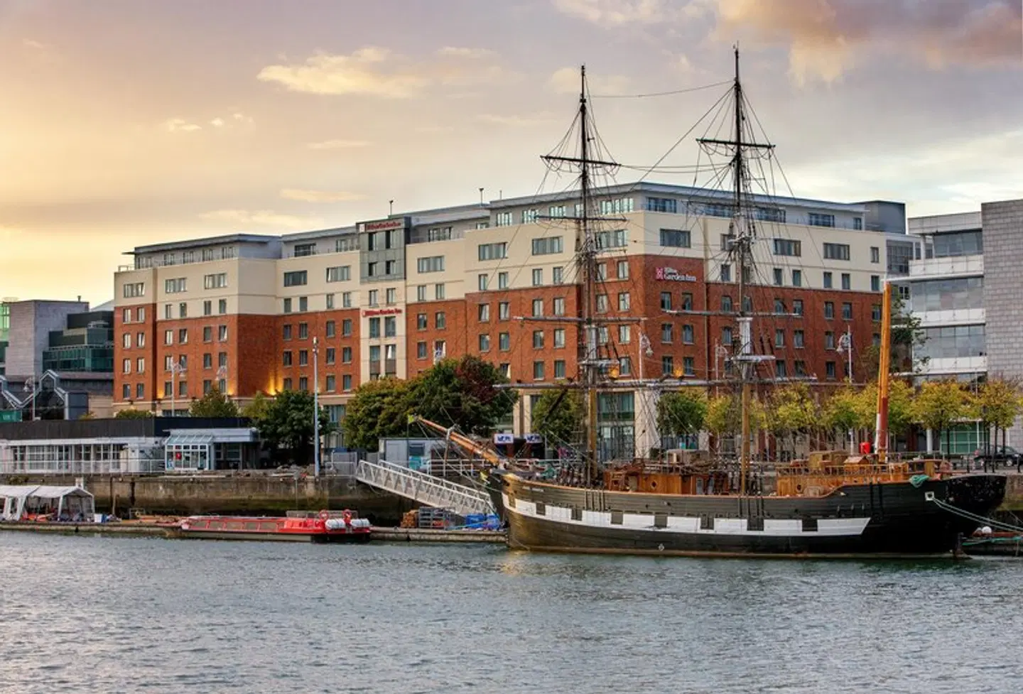 Hilton Garden Inn Dublin Custom House EXTERIOR