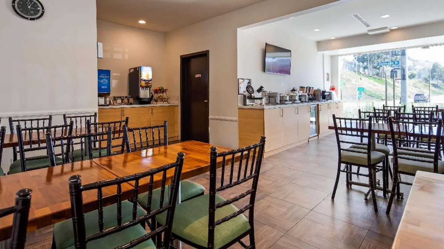 Best Western Plus Eagle Rock Inn Bar