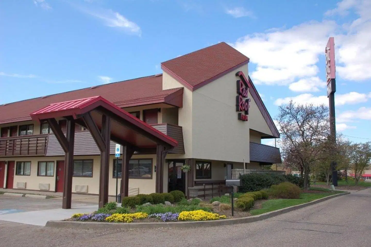 Red Roof Inn Canton EXTERIOR