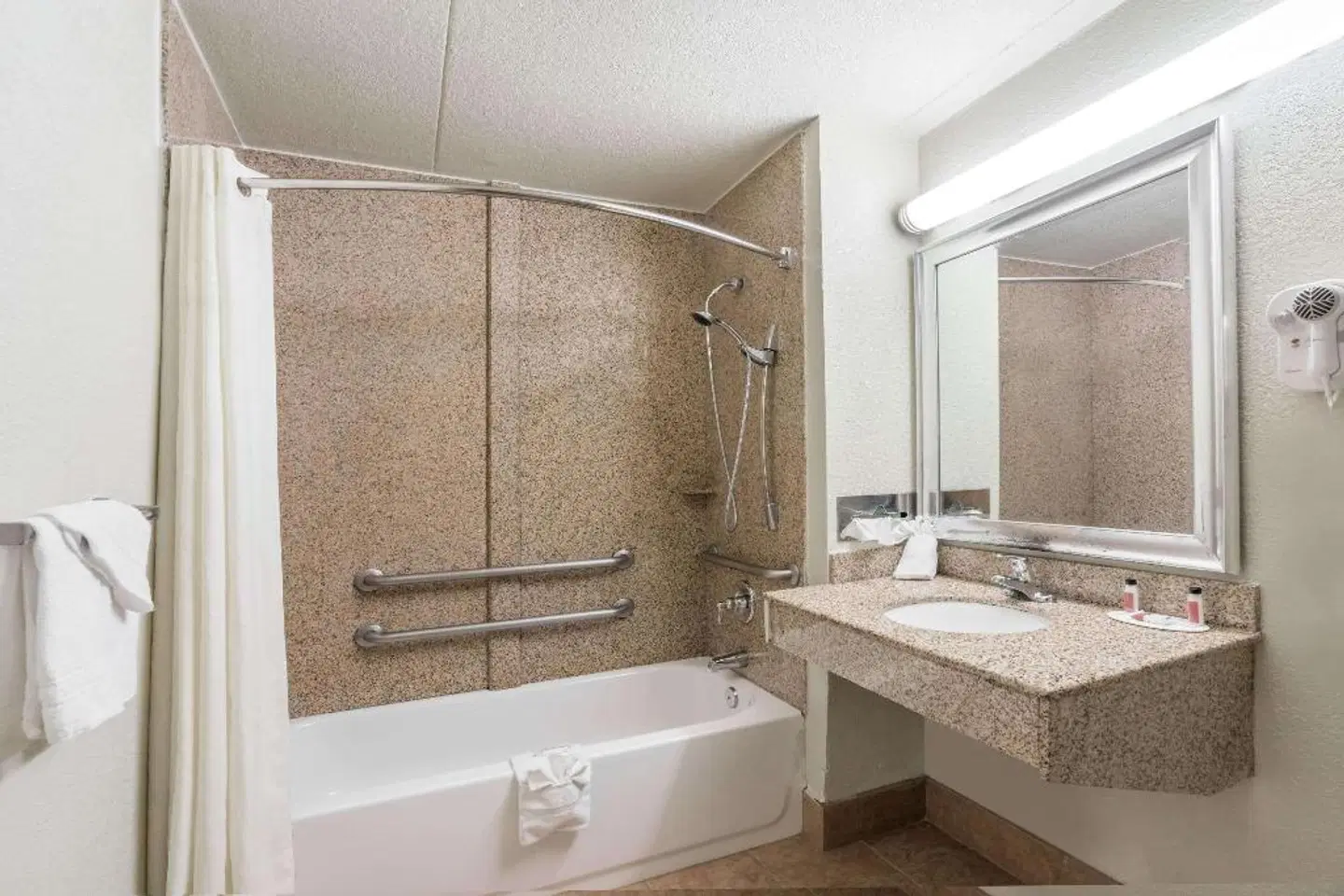 Days Inn by Wyndham Chattanooga Lookout Mountain West Badezimmer