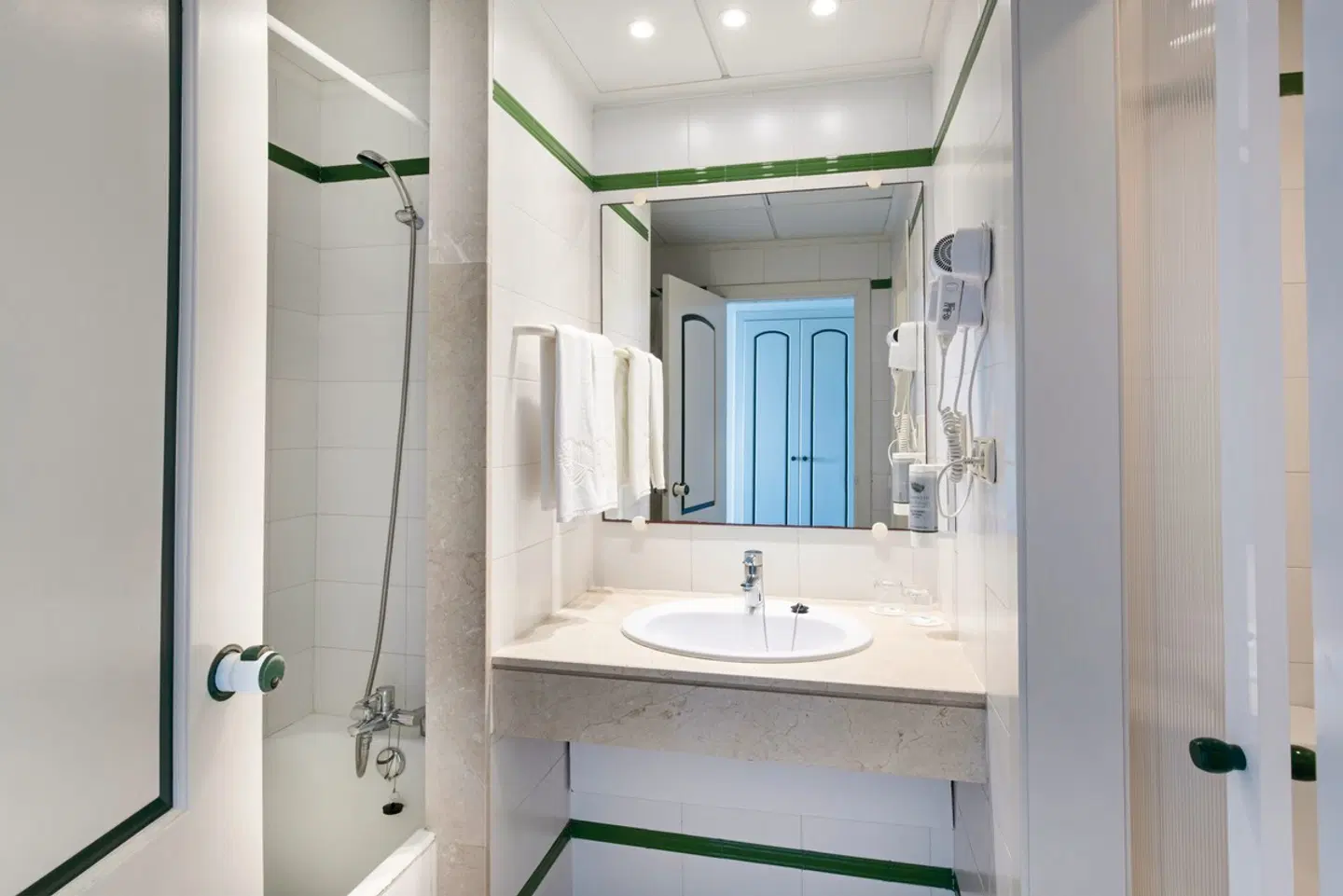 Valentin Son Bou BATHROOM