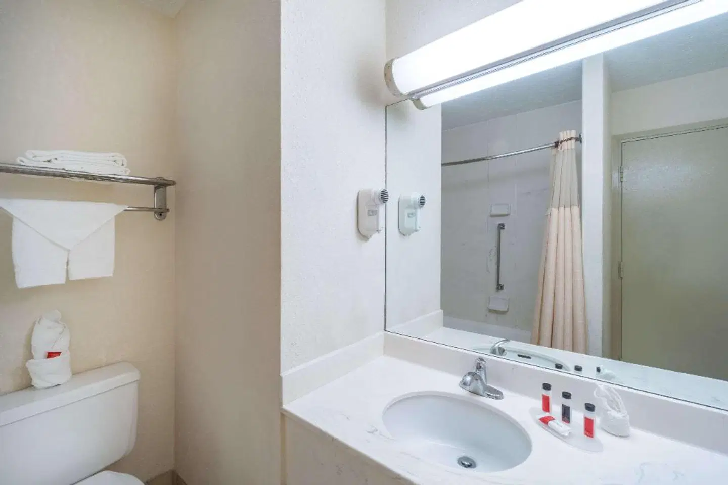 Days Inn by Wyndham Columbus Airport Badezimmer