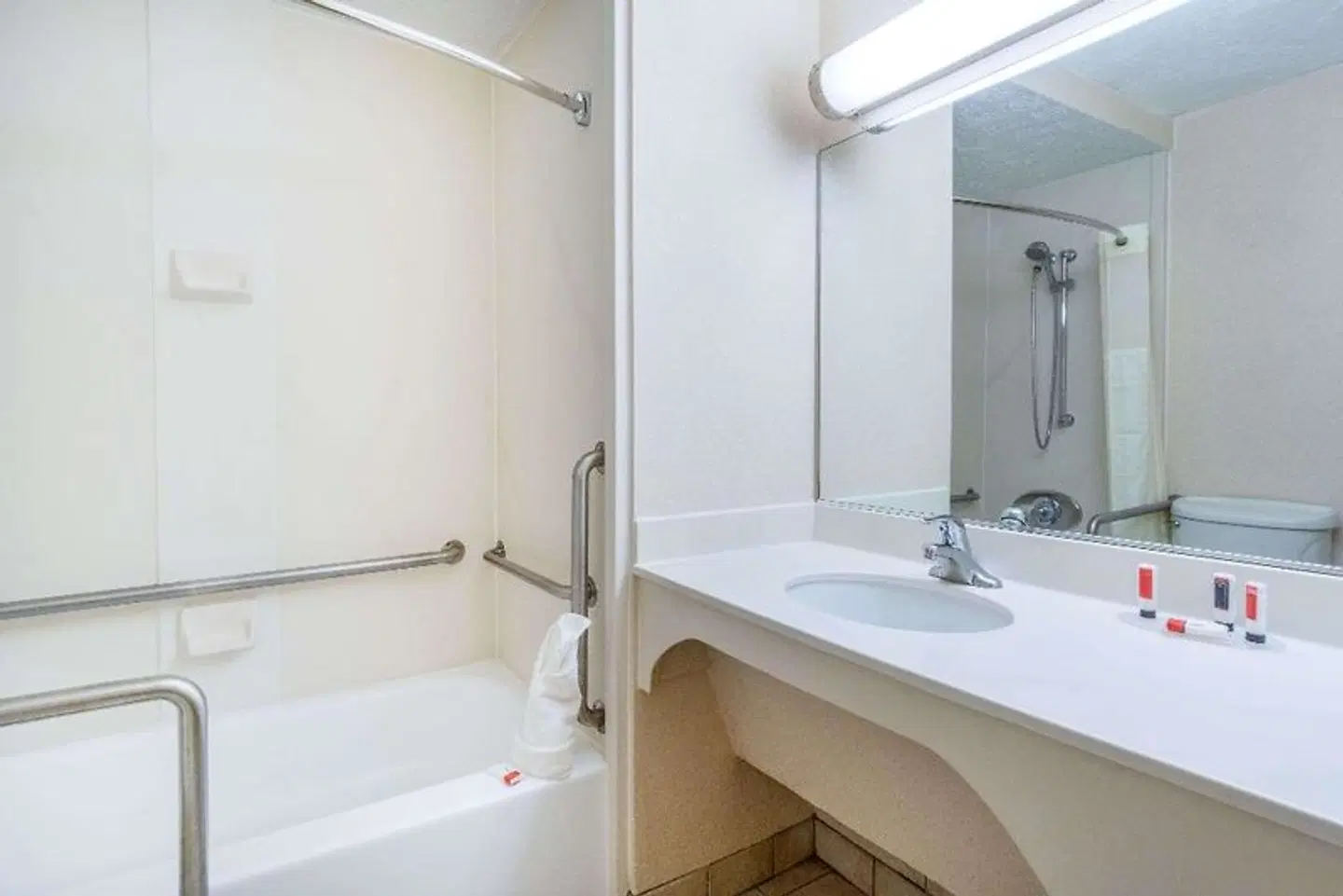 Days Inn by Wyndham Columbus Airport Badezimmer