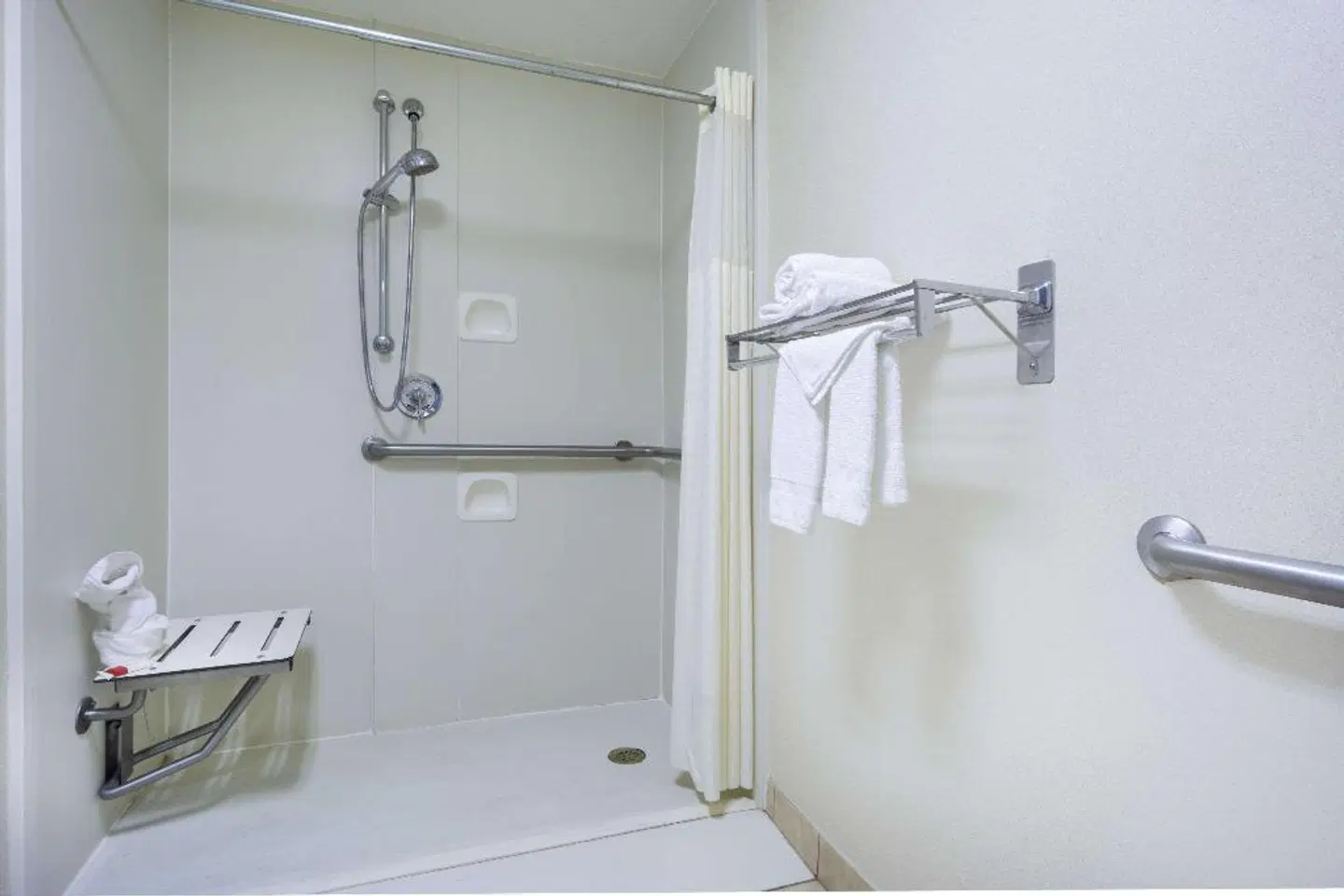 Days Inn by Wyndham Columbus Airport Badezimmer