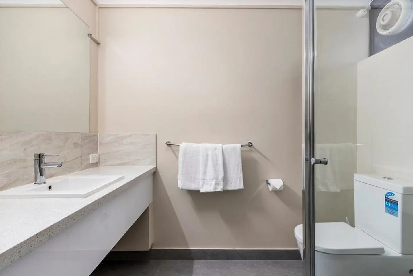 Quality Inn and Suites Knox Badezimmer