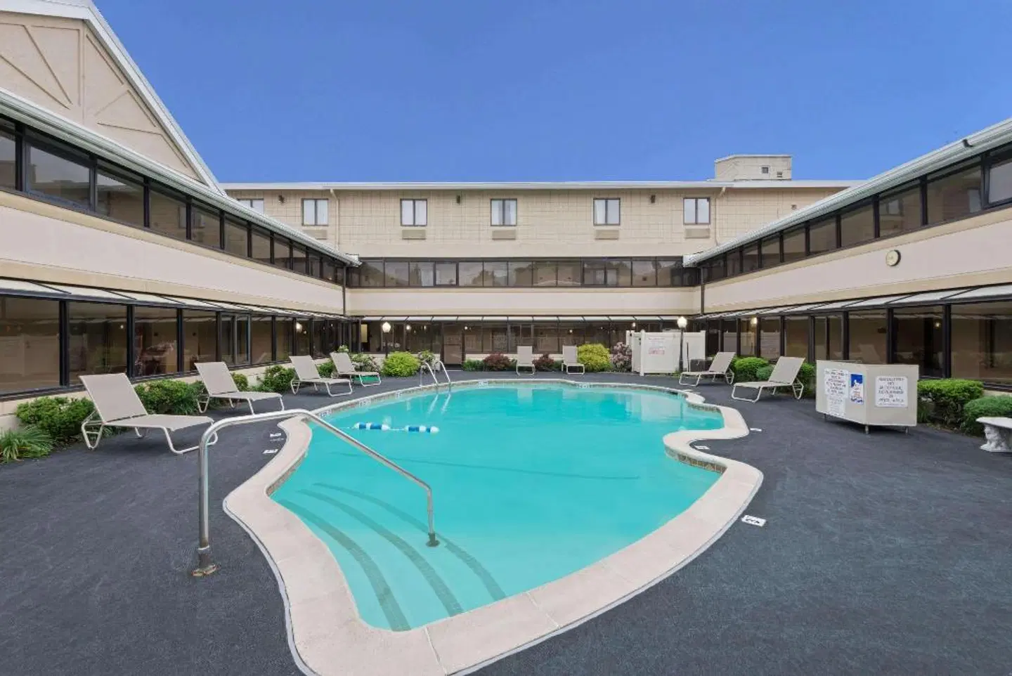 Ramada by Wyndham Boston OUTDOOR_POOL