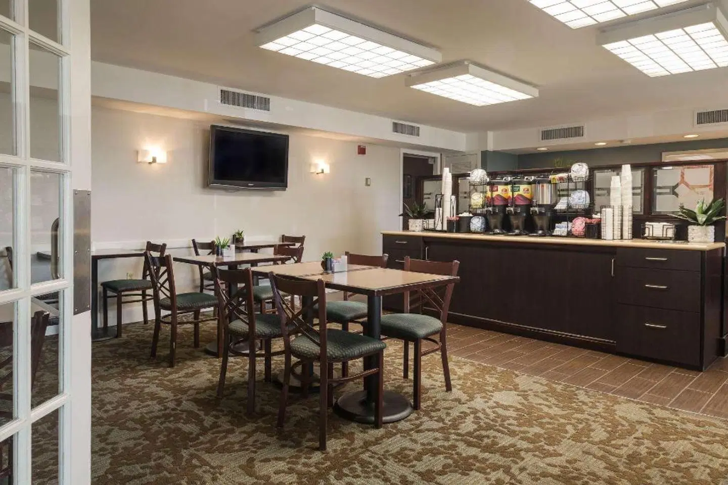 Ramada by Wyndham Boston Bar