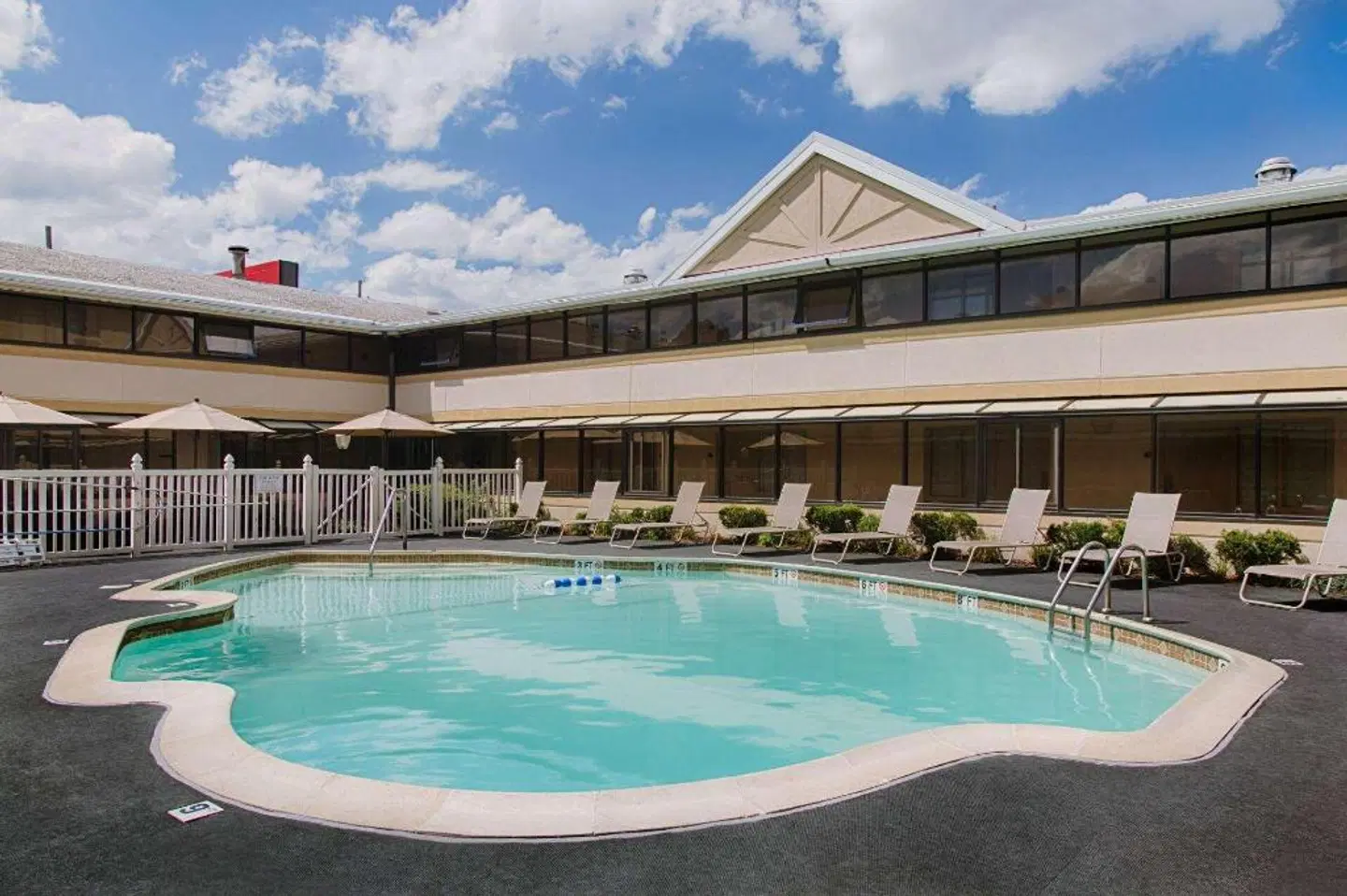 Ramada by Wyndham Boston OUTDOOR_POOL