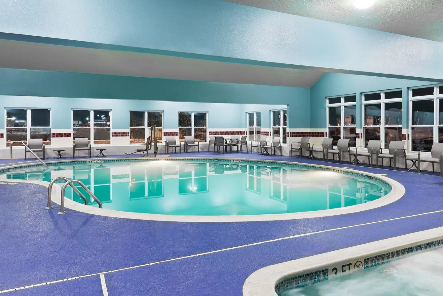 Holiday Inn Express & Suites Columbus Airport East by IHG Hallenbad