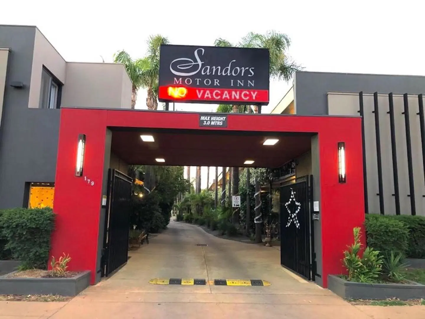 Sandors Motor Inn EXTERIOR