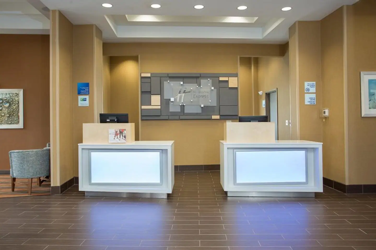 Holiday Inn Express Springfield Downtown by IHG LOUNGE_LOBBY