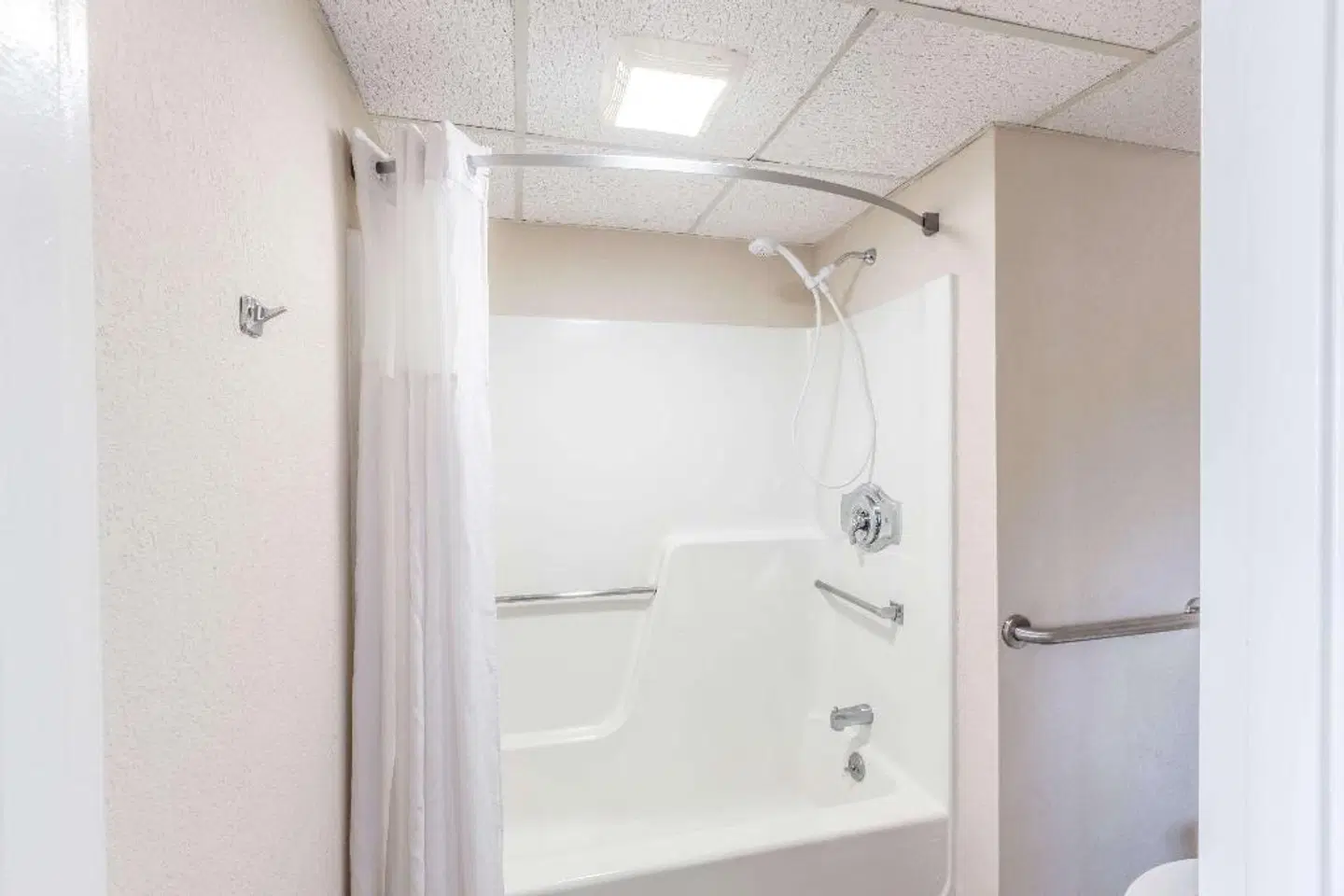 Days Inn by Wyndham Syracuse Badezimmer