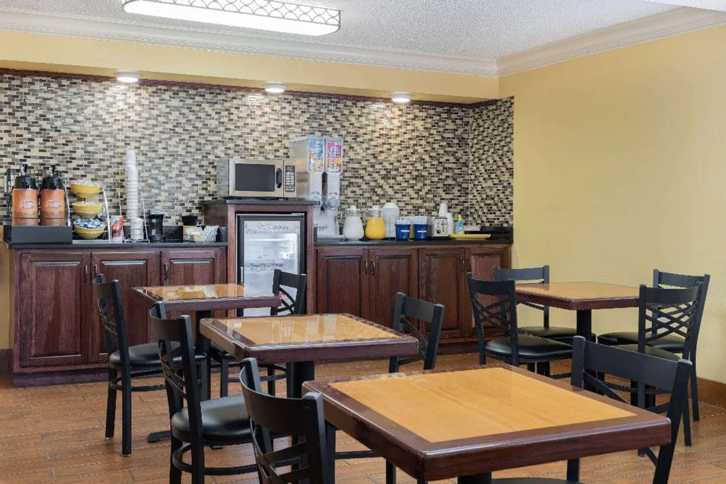 Days Inn by Wyndham Macon I-475 Bar