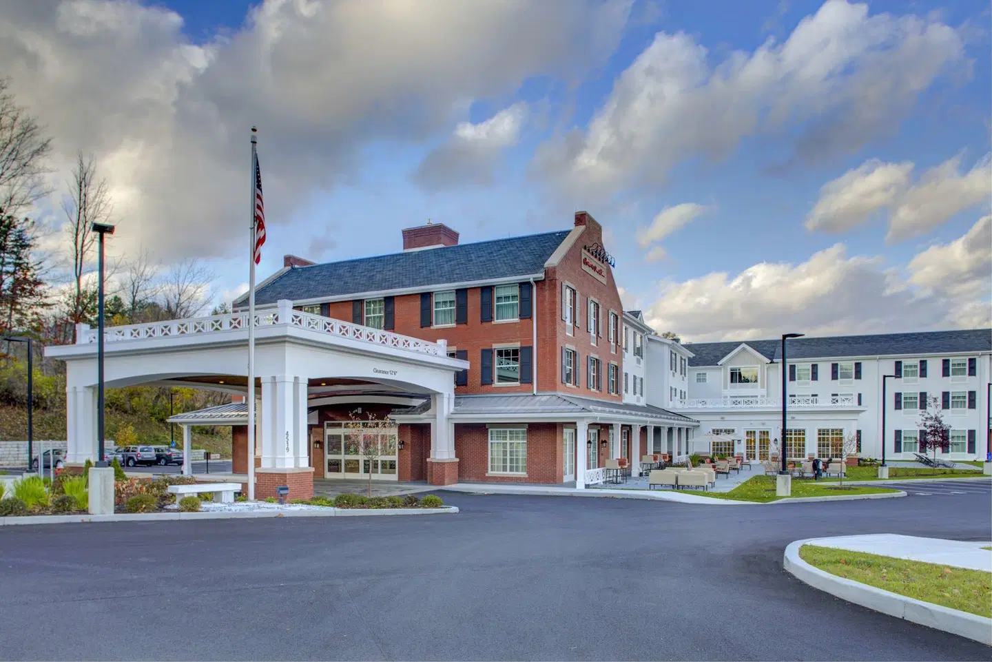 Hampton Inn & Suites Manchester EXTERIOR