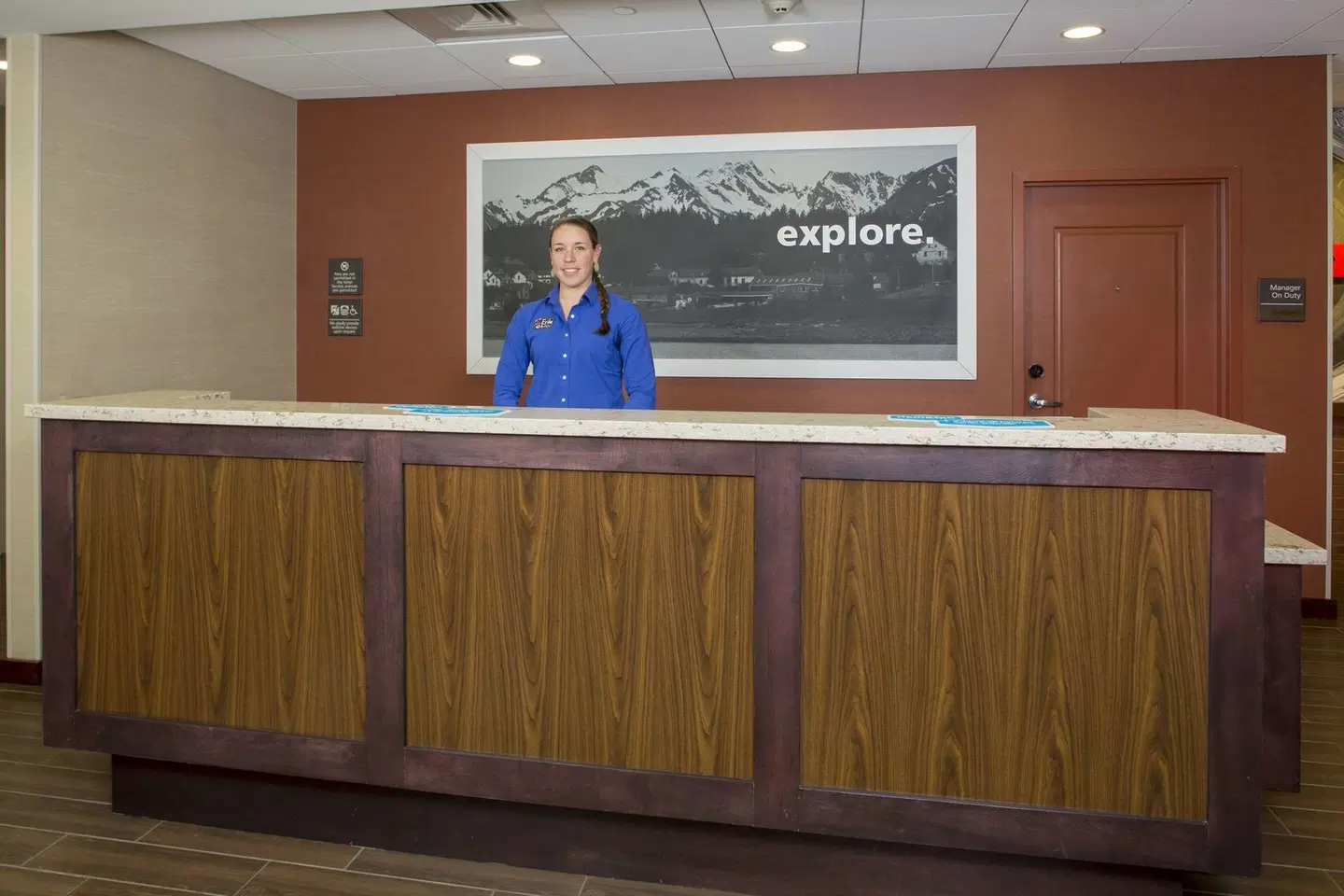 Hampton Inn & Suites Manchester LOUNGE_LOBBY