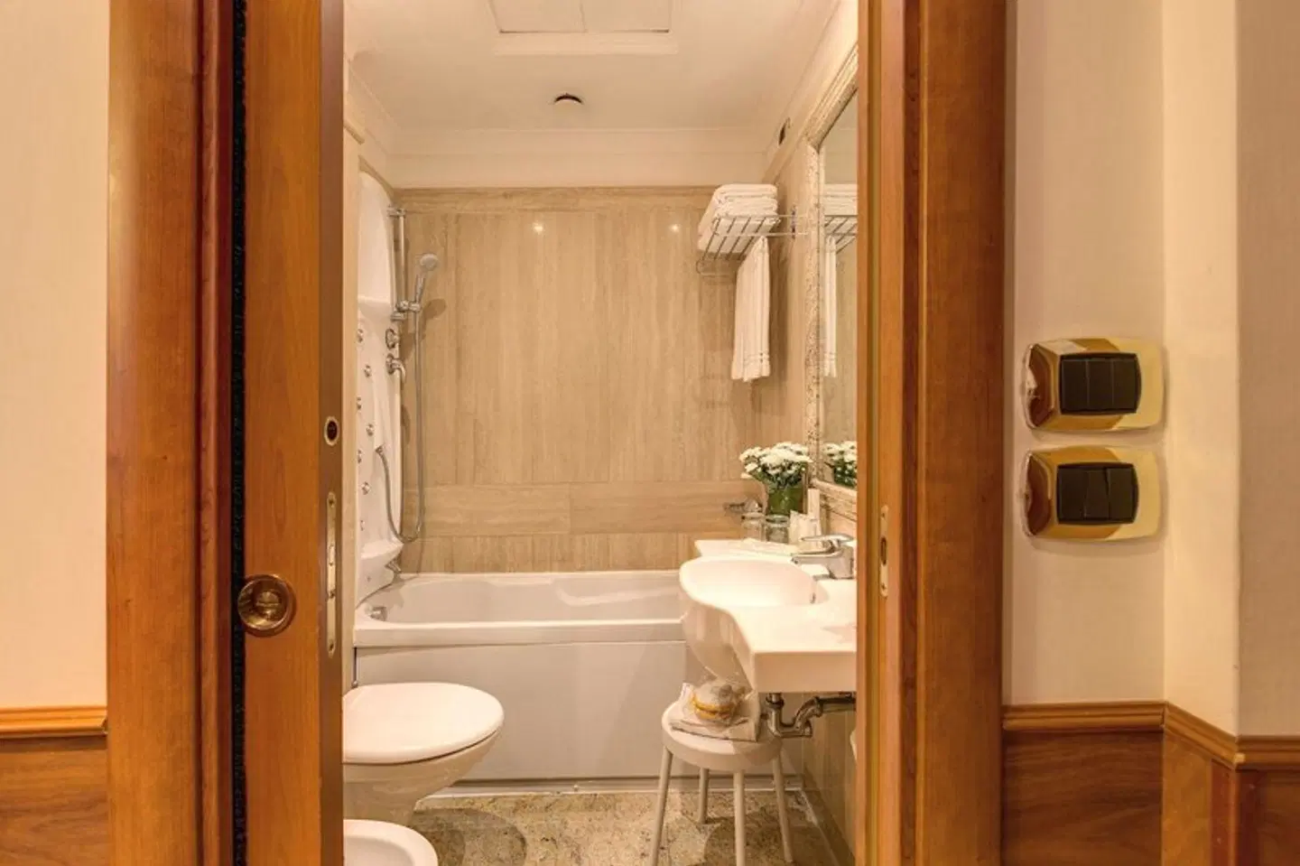 Pinewood Hotel Rome Badezimmer