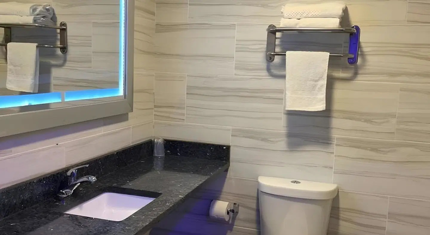7 Days Hotel Badezimmer