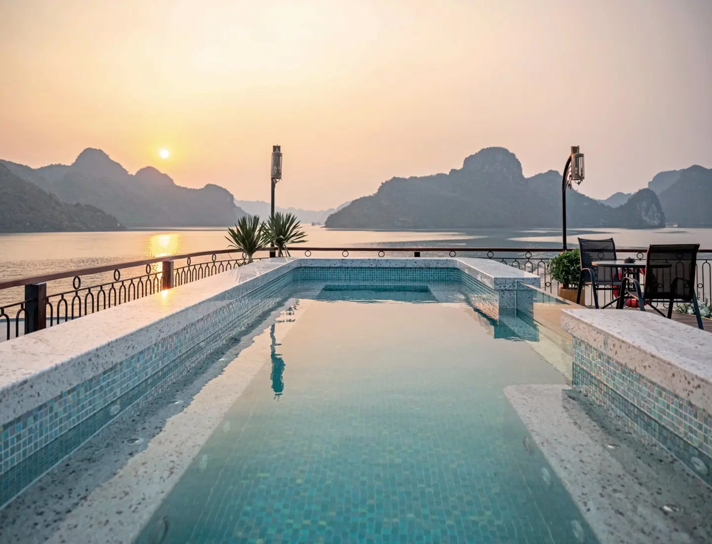 Halong Bucht an Bord der Indochine Grand (1 Nacht) OUTDOOR_POOL