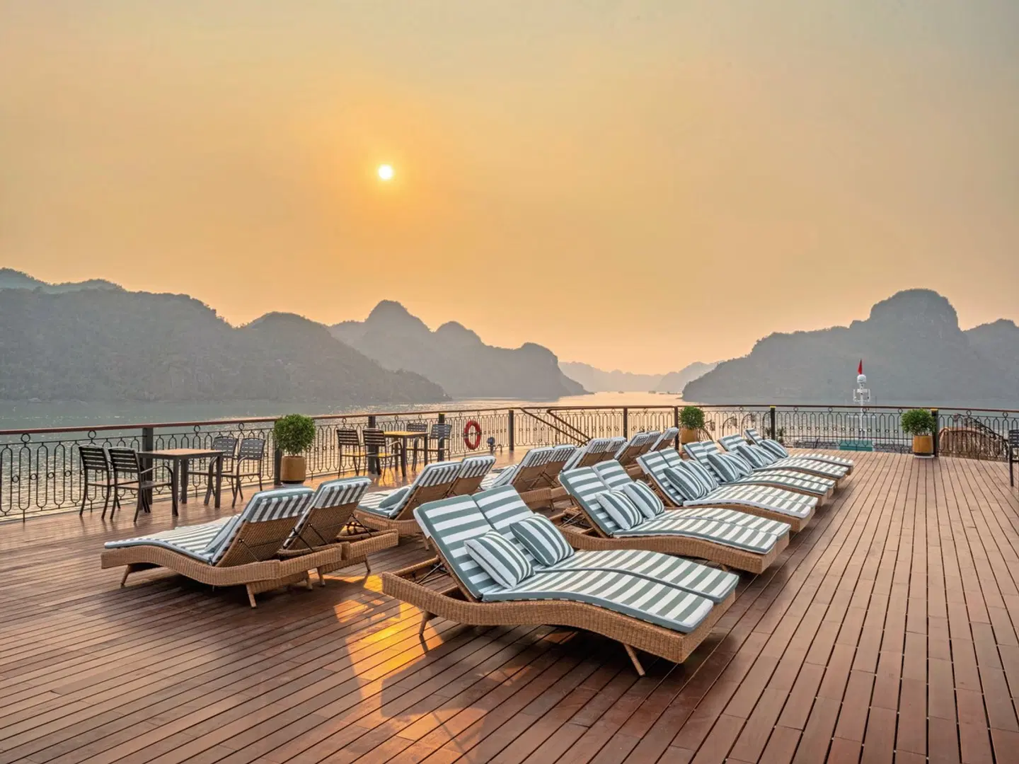 Halong Bucht an Bord der Indochine Grand (1 Nacht) Terrasse