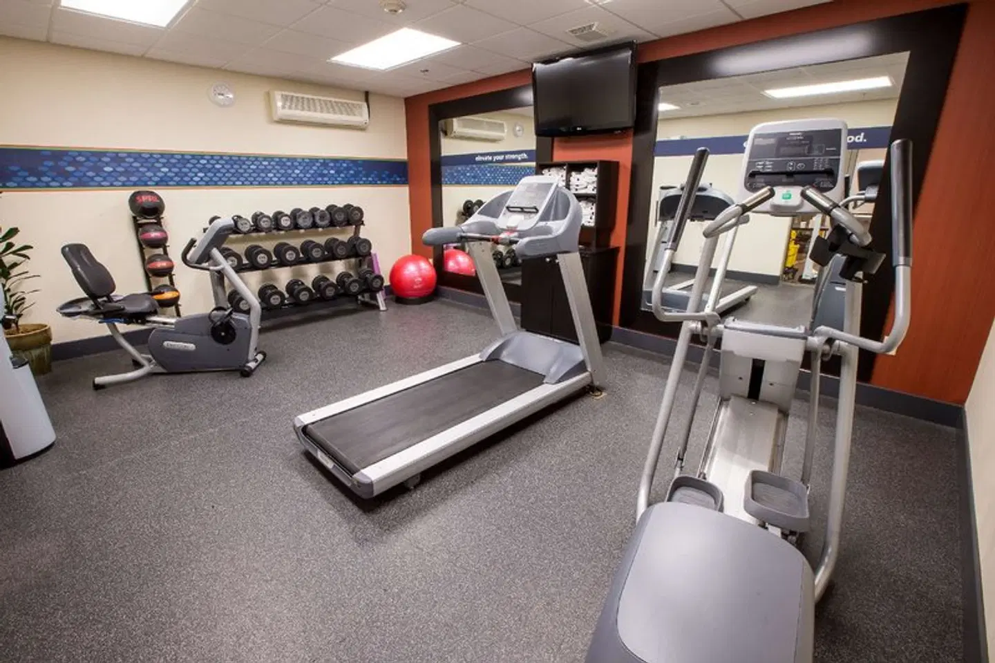 Hampton Inn & Suites Berkshires-Lenox SPORTS_AND_LEISURE