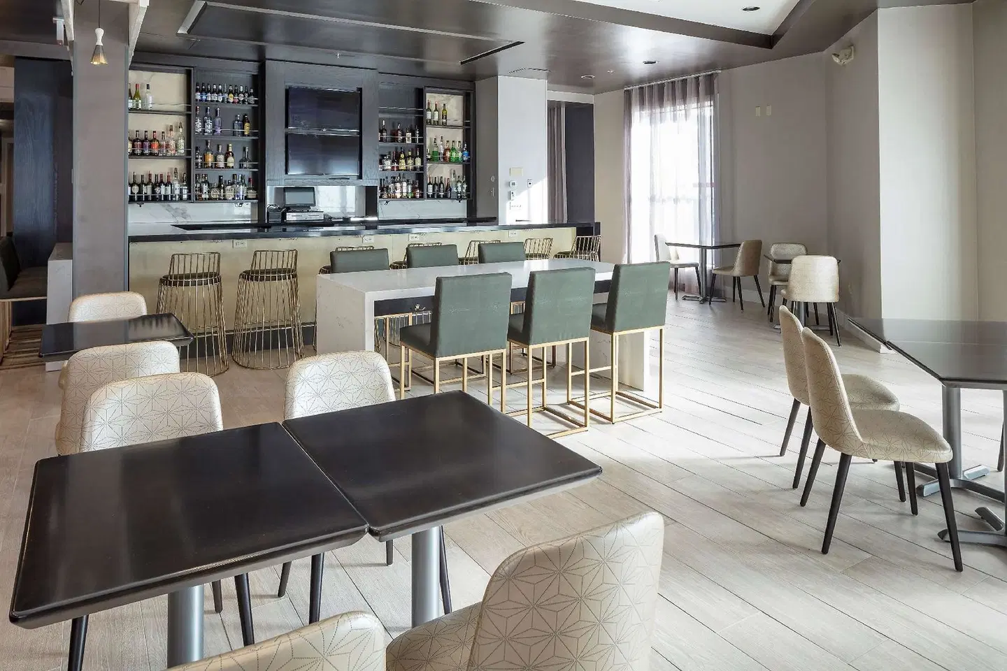 DoubleTree by Hilton Boston Logan Airport Chelsea Bar
