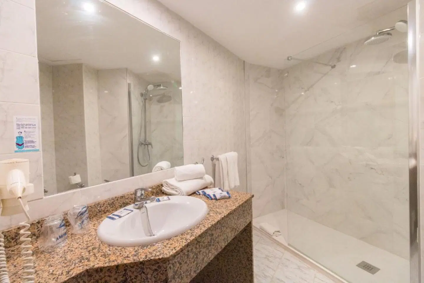 Amic Horizonte Hotel Badezimmer