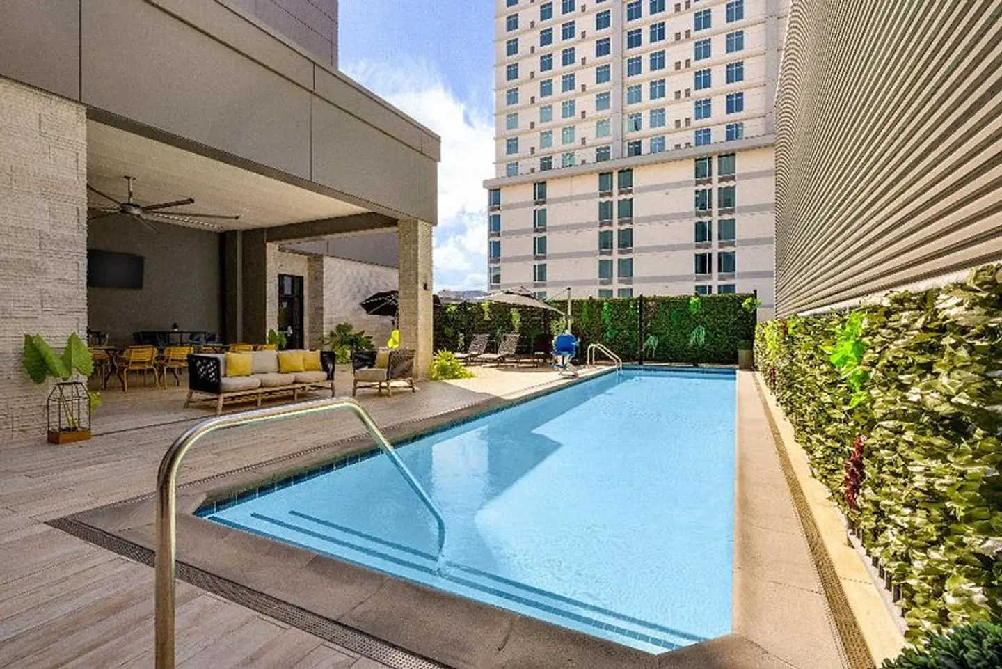 Holiday Inn & Suites Nashville Downtown - Broadway by IHG OUTDOOR_POOL