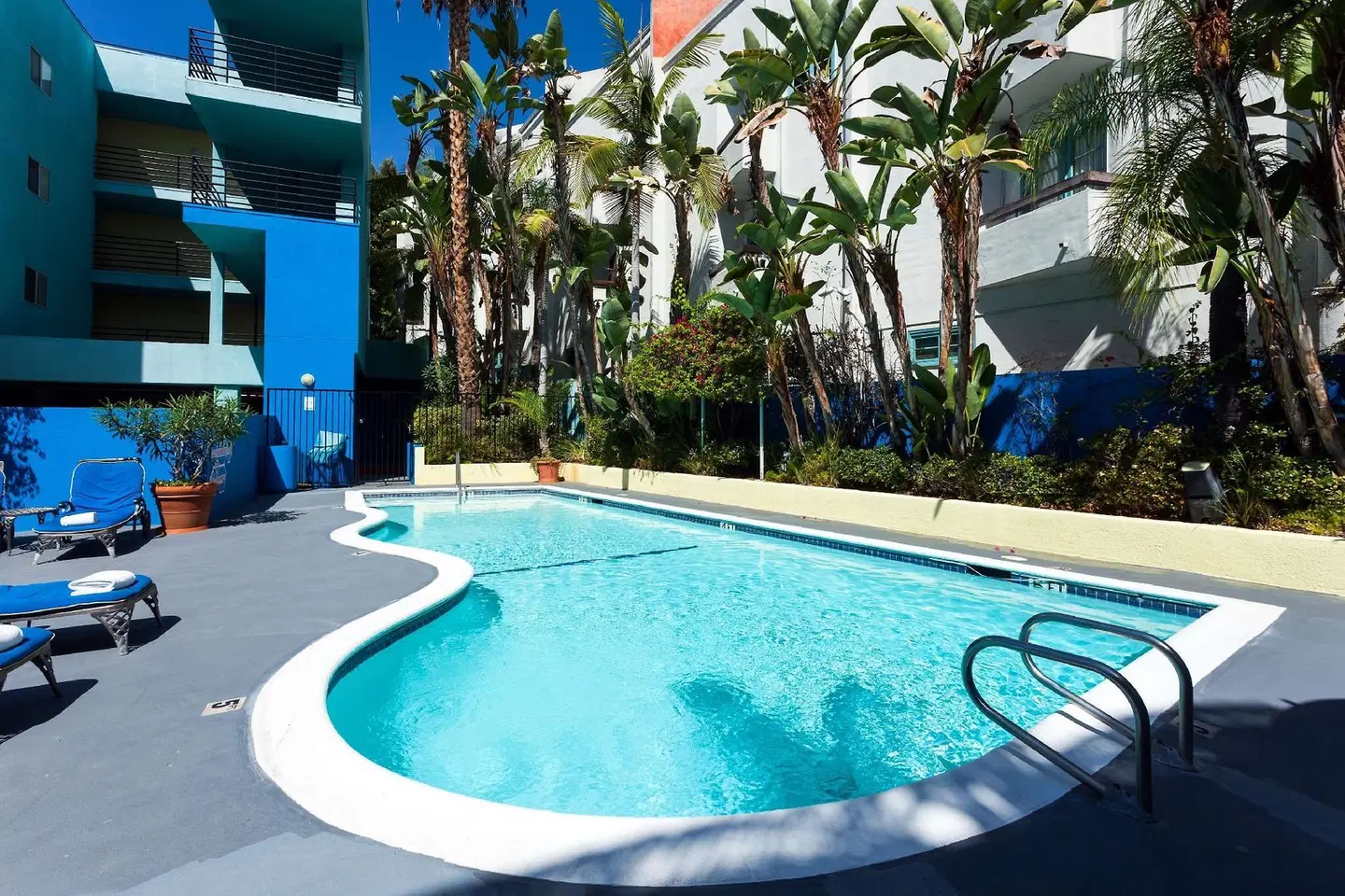 Ramada Plaza West Hollywood Hotel and Suites OUTDOOR_POOL