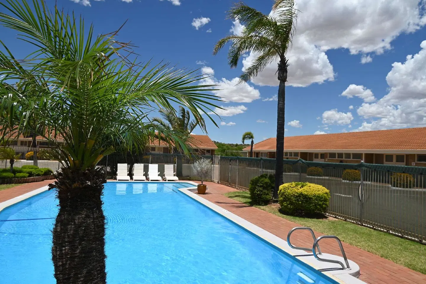 Hospitality Geraldton OUTDOOR_POOL