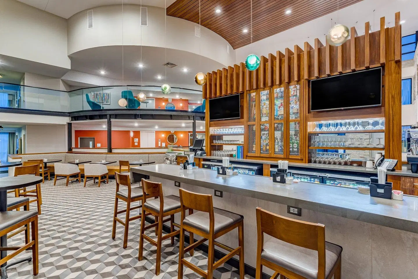 Holiday Inn Columbus by IHG Bar