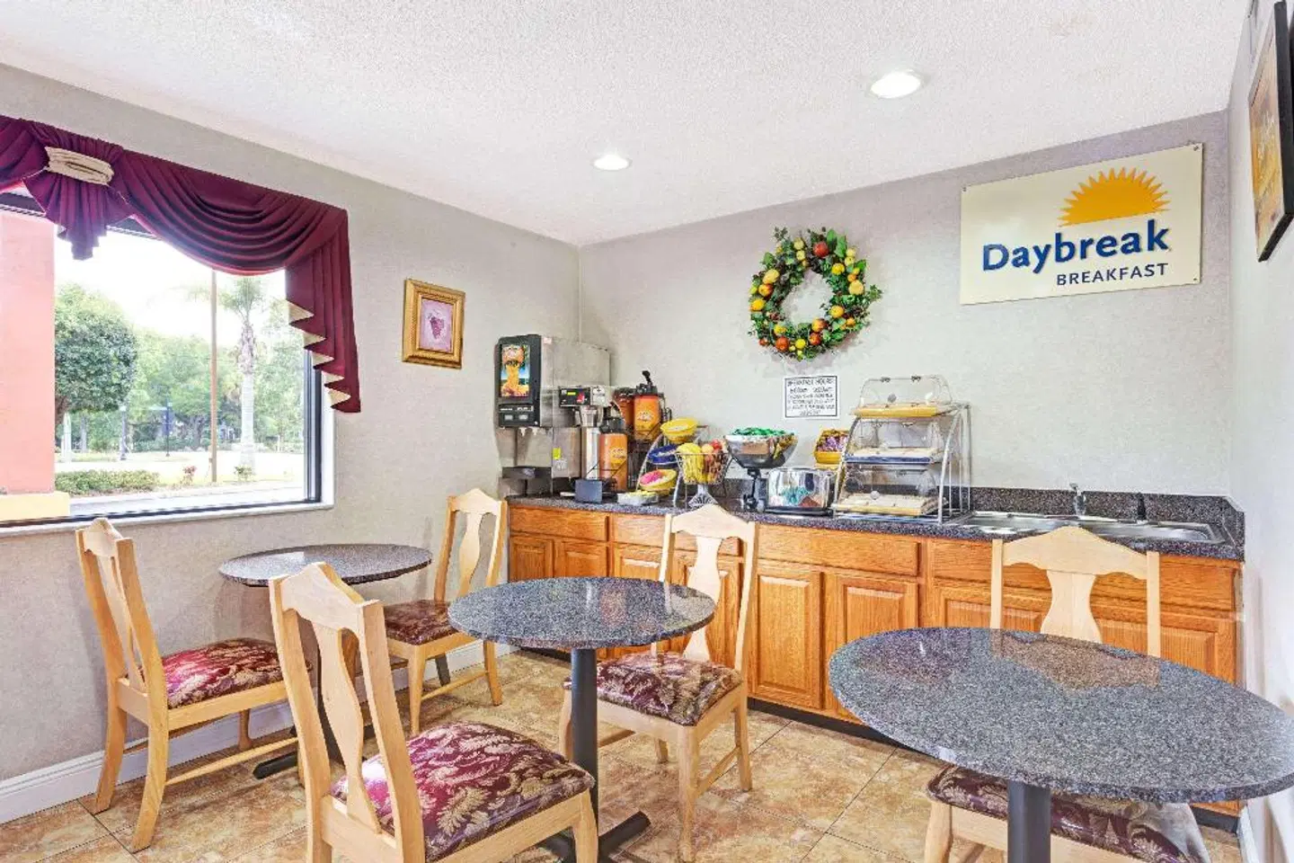 Days Inn by Wyndham Daytona Beach Downtown Bar