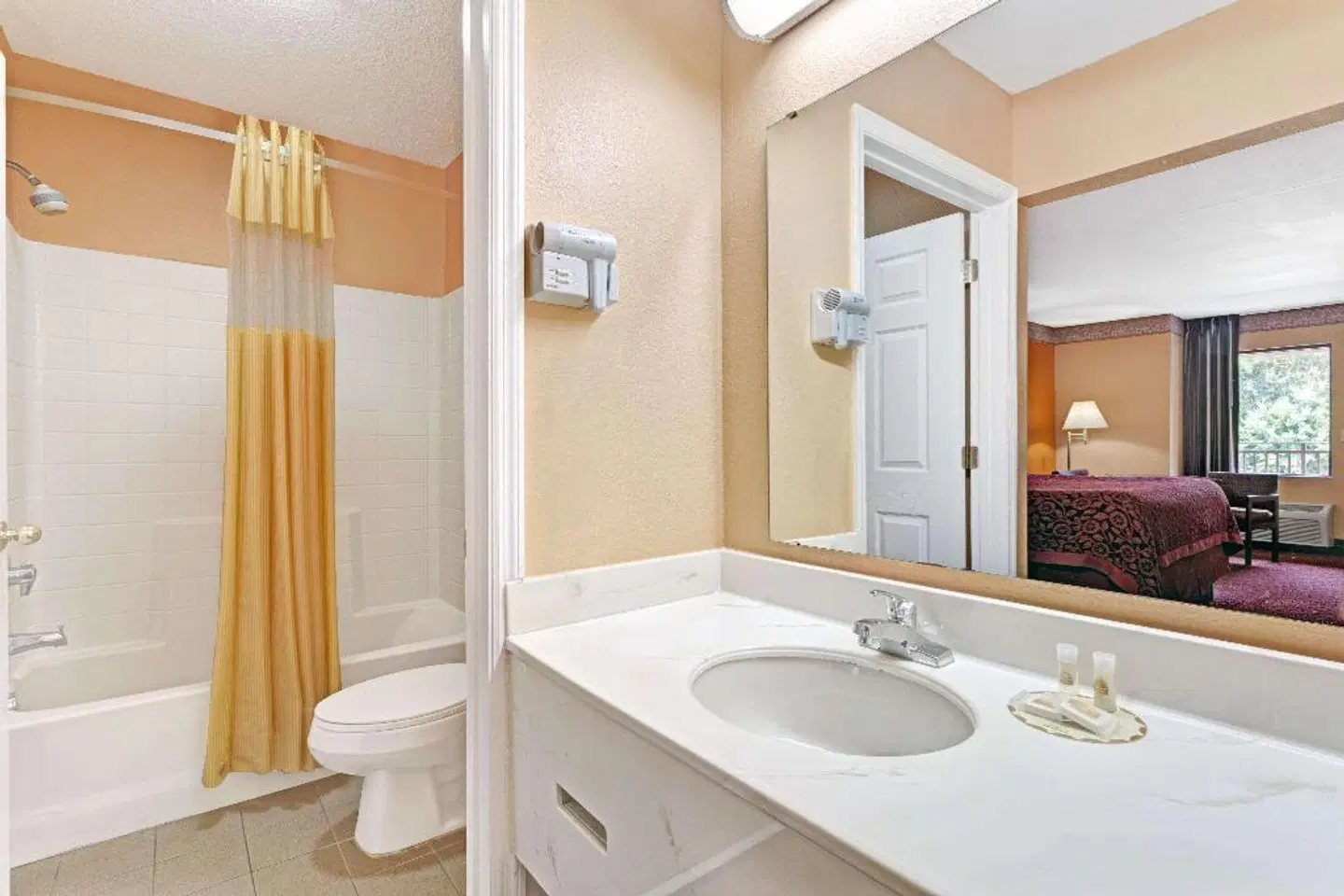 Days Inn by Wyndham Daytona Beach Downtown Badezimmer