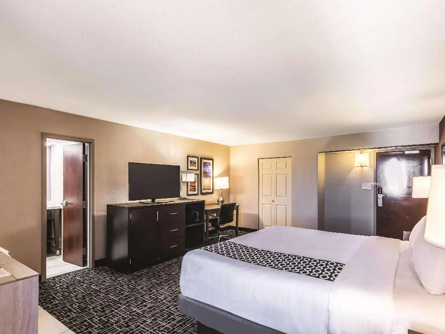 La Quinta Inn & Suites by Wyndham Colorado Springs North ROOM_EXAMPLE