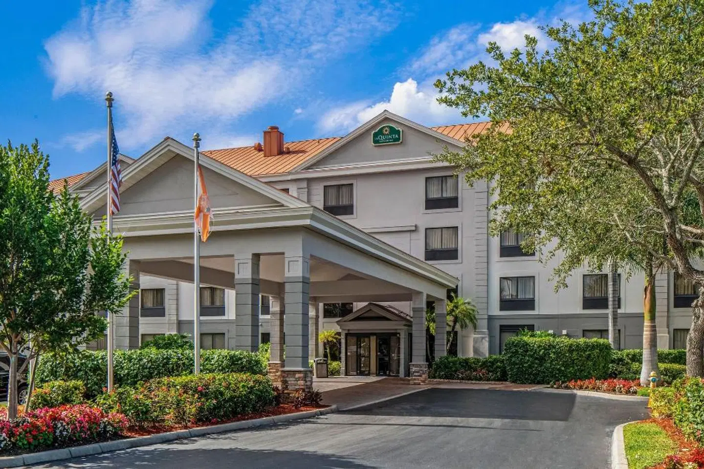 La Quinta Inn & Suites by Wyndham Bonita Springs Naples N. EXTERIOR