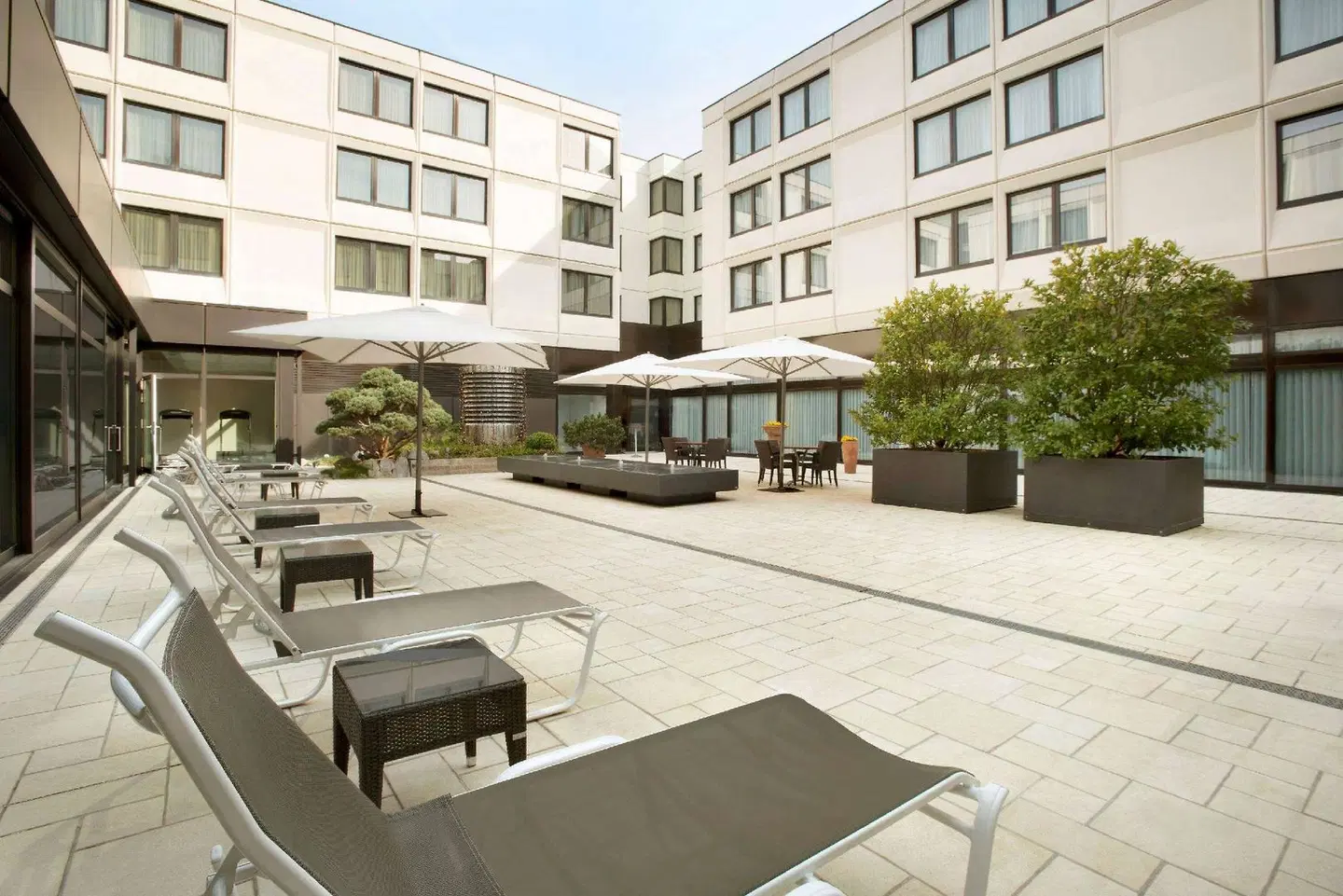 Ramada Nürnberg Parkhotel EXTERIOR