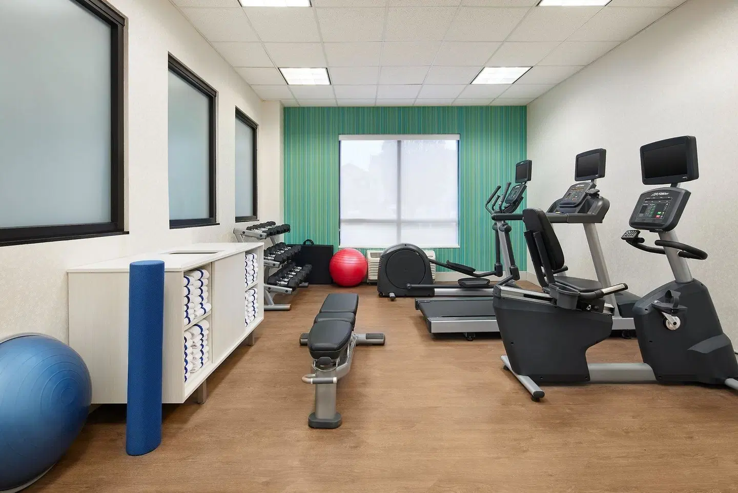 Holiday Inn Express & Suites Greenwood by IHG SPORTS_AND_LEISURE