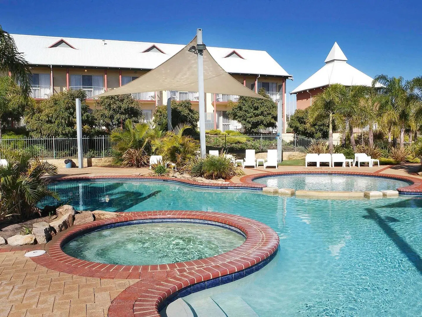 Mercure Bunbury Sanctuary Golf Resort OUTDOOR_POOL