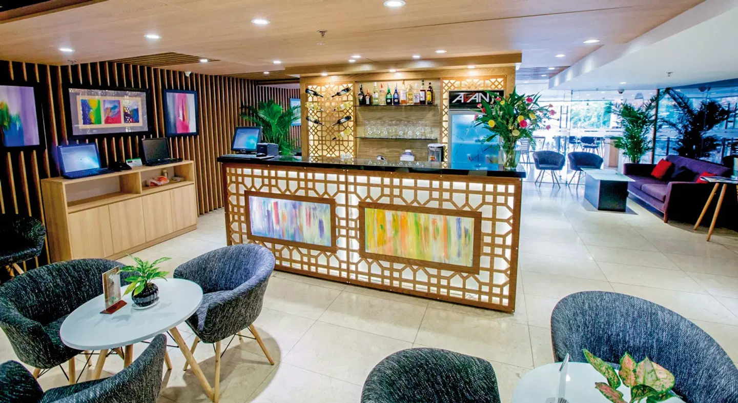 Avanti Hotel Bar