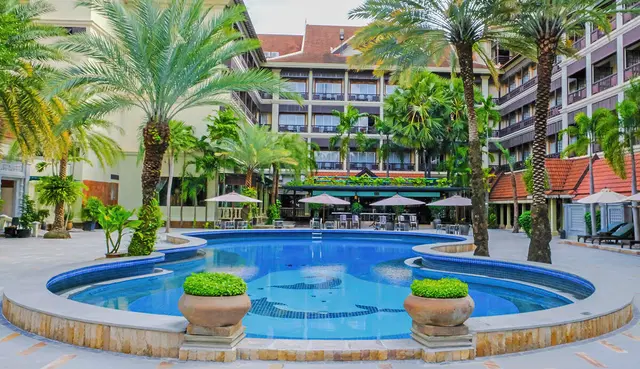 Empress Angkor Resort & Spa OUTDOOR_POOL