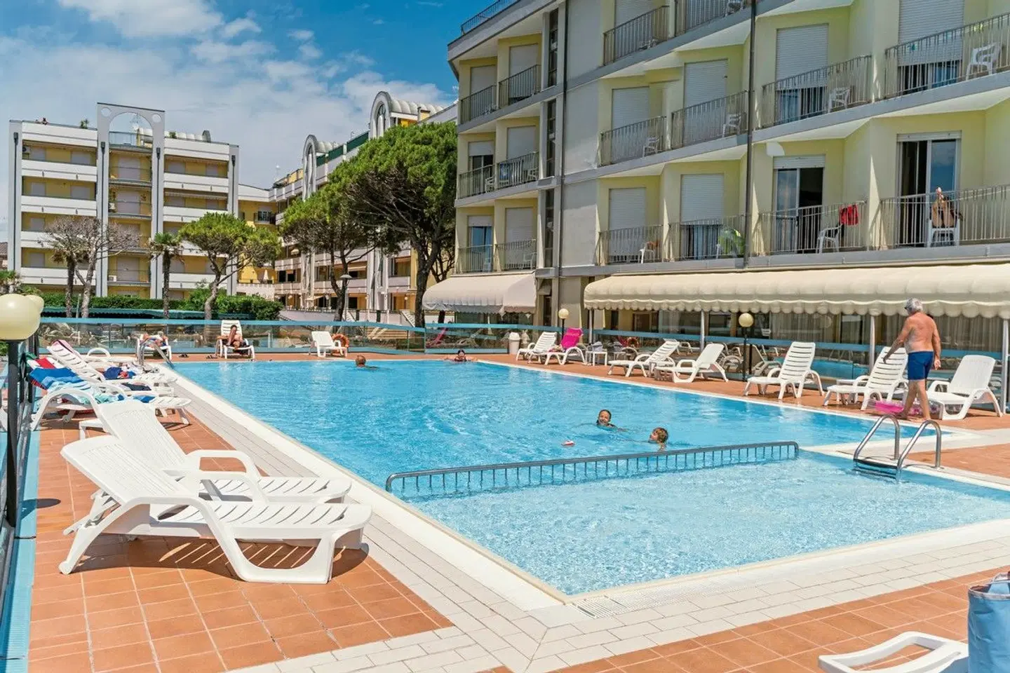 Touring OUTDOOR_POOL