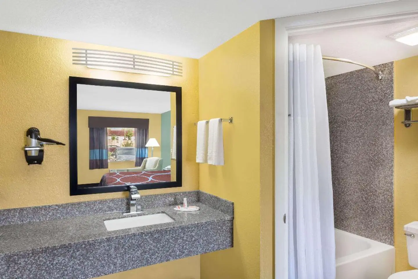 Super 8 by Wyndham Sarasota Near Siesta Key Badezimmer